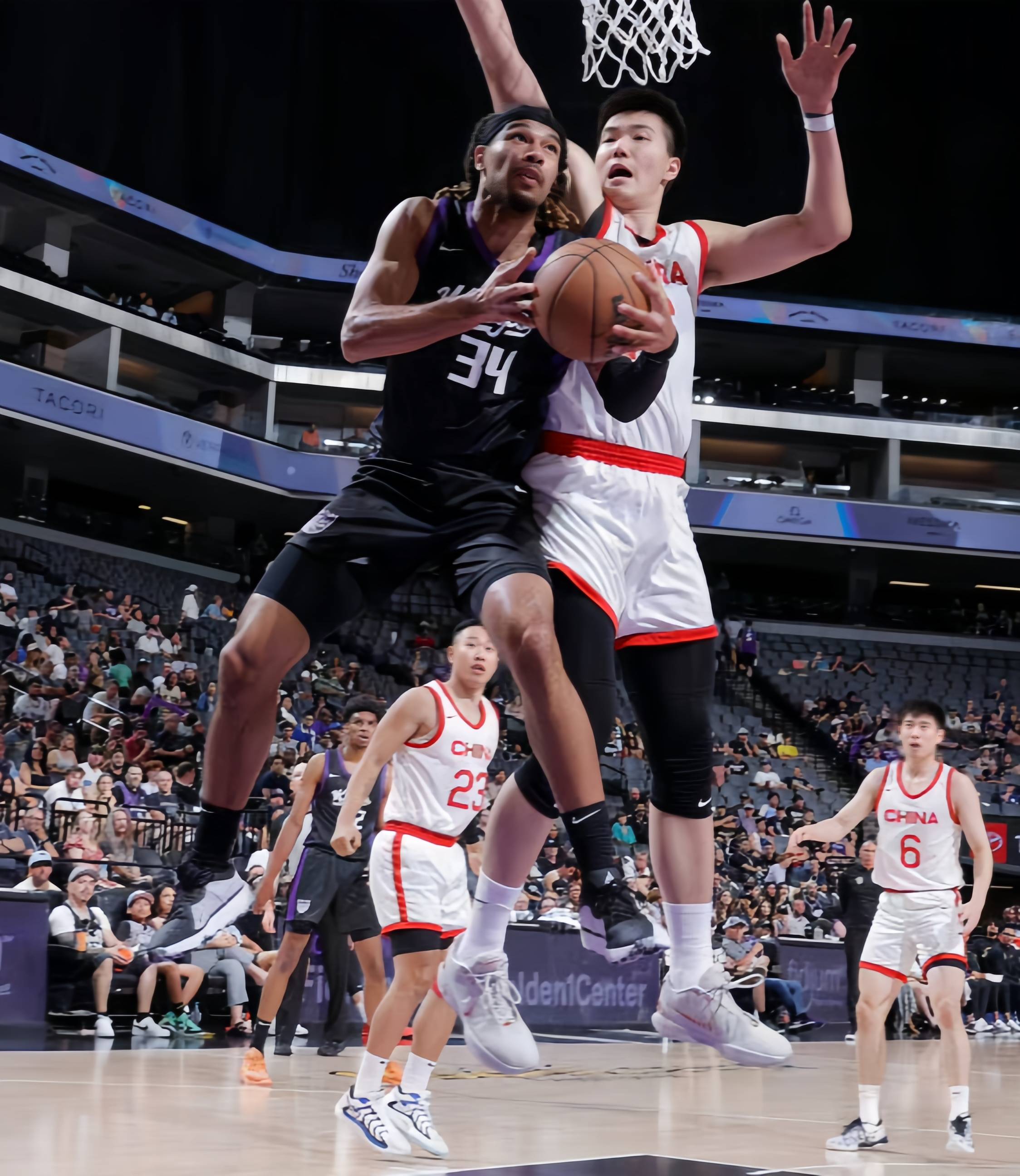 关于篮球赛场上精彩对决搏击，球员实力冲击高峰的信息