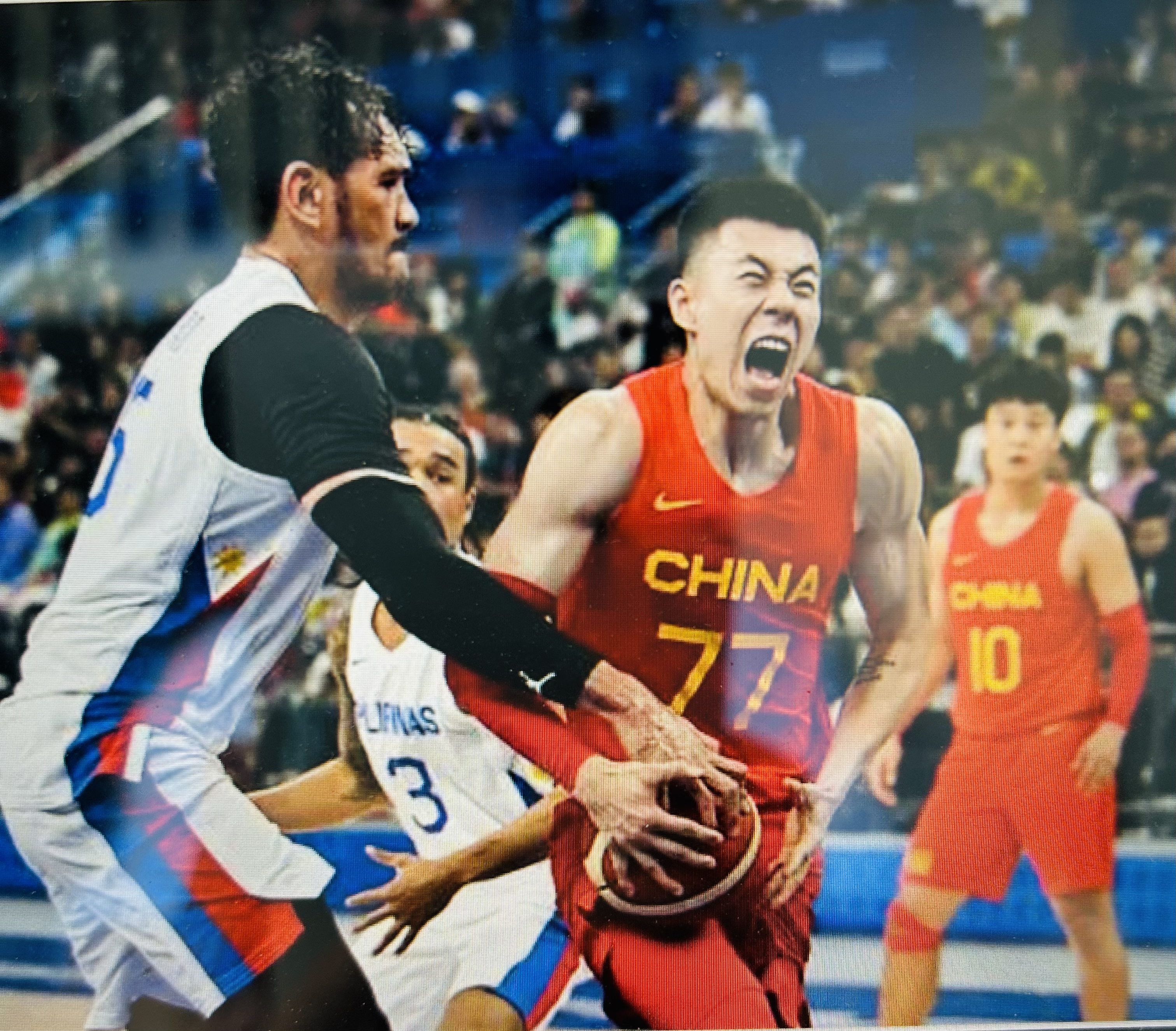 包含篮球比赛中球员奋力拼搏，赛场上呈现激烈对抗的词条