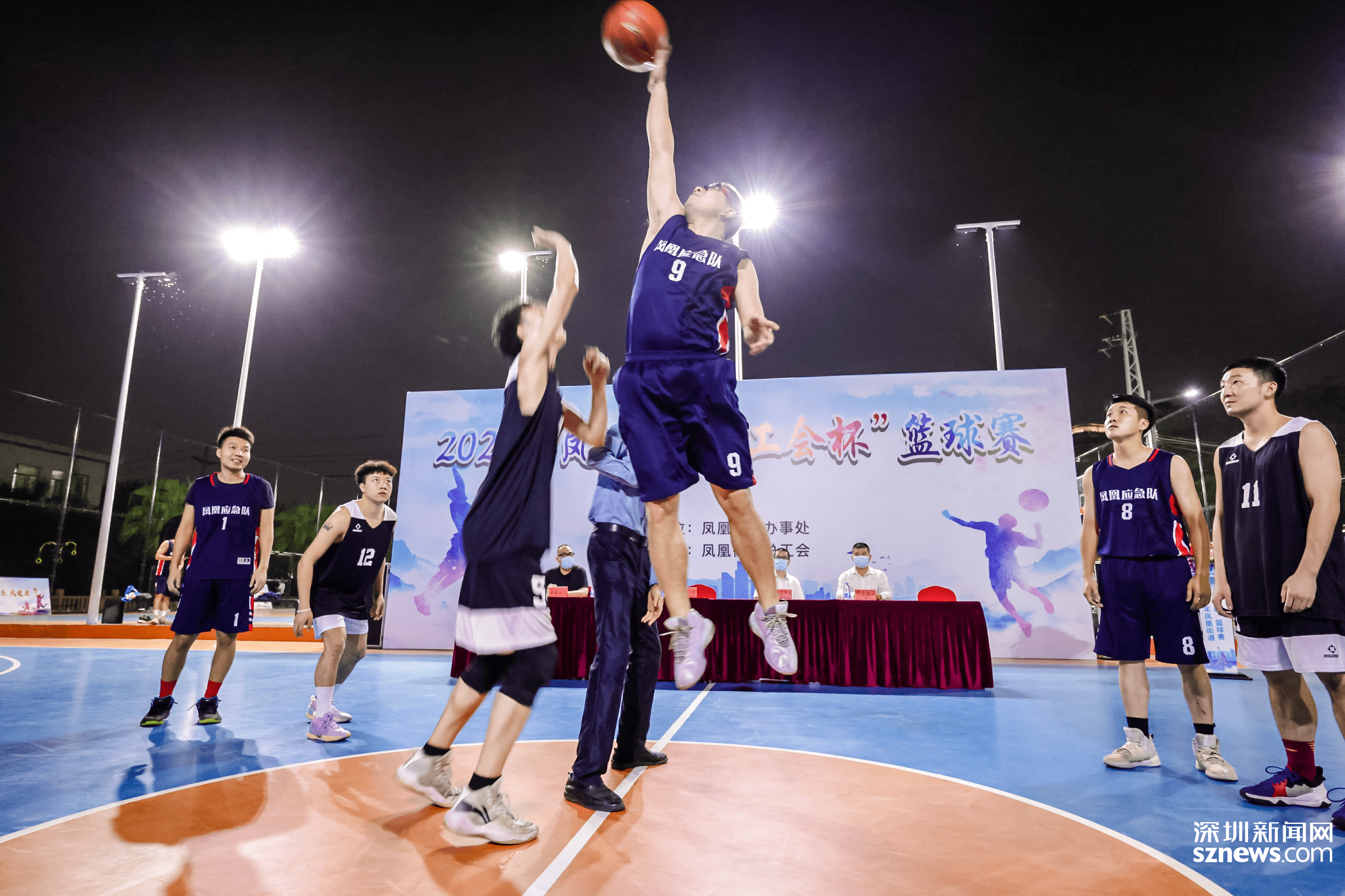 包含篮球比赛中球员奋力拼搏，赛场上呈现激烈对抗的词条