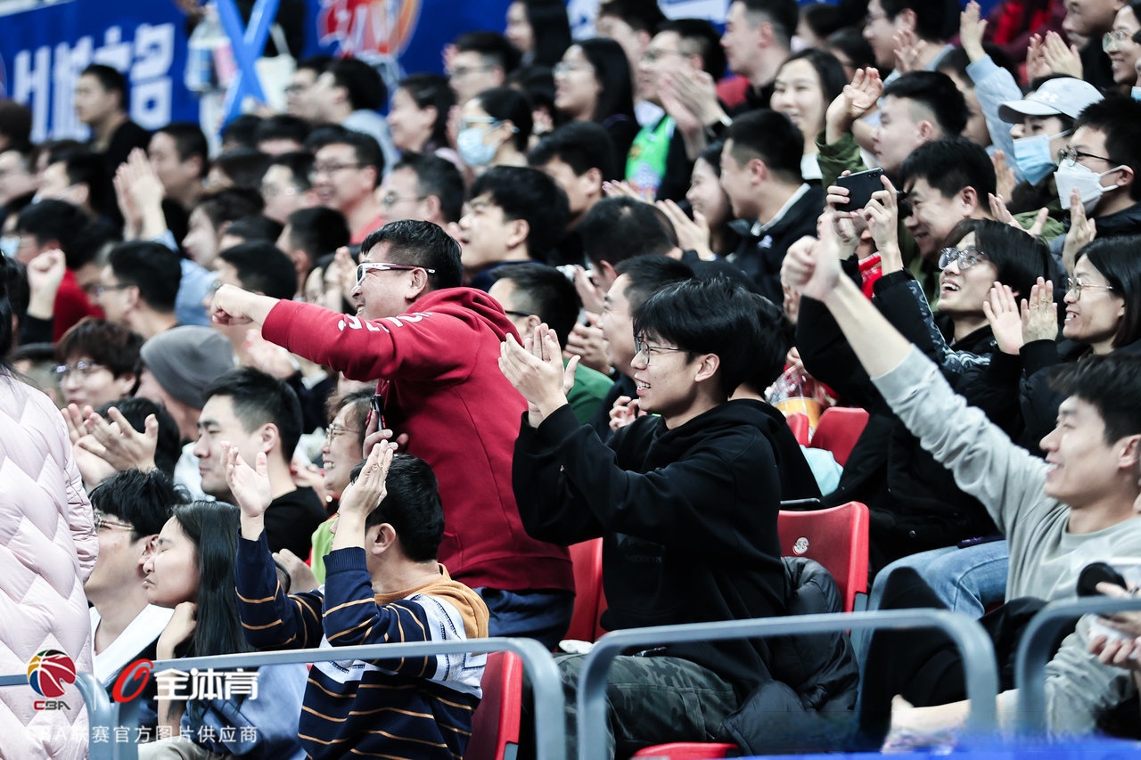 一场激烈对决引发了球迷们的热烈讨论 一场激烈对决引发了球迷们的热烈讨论