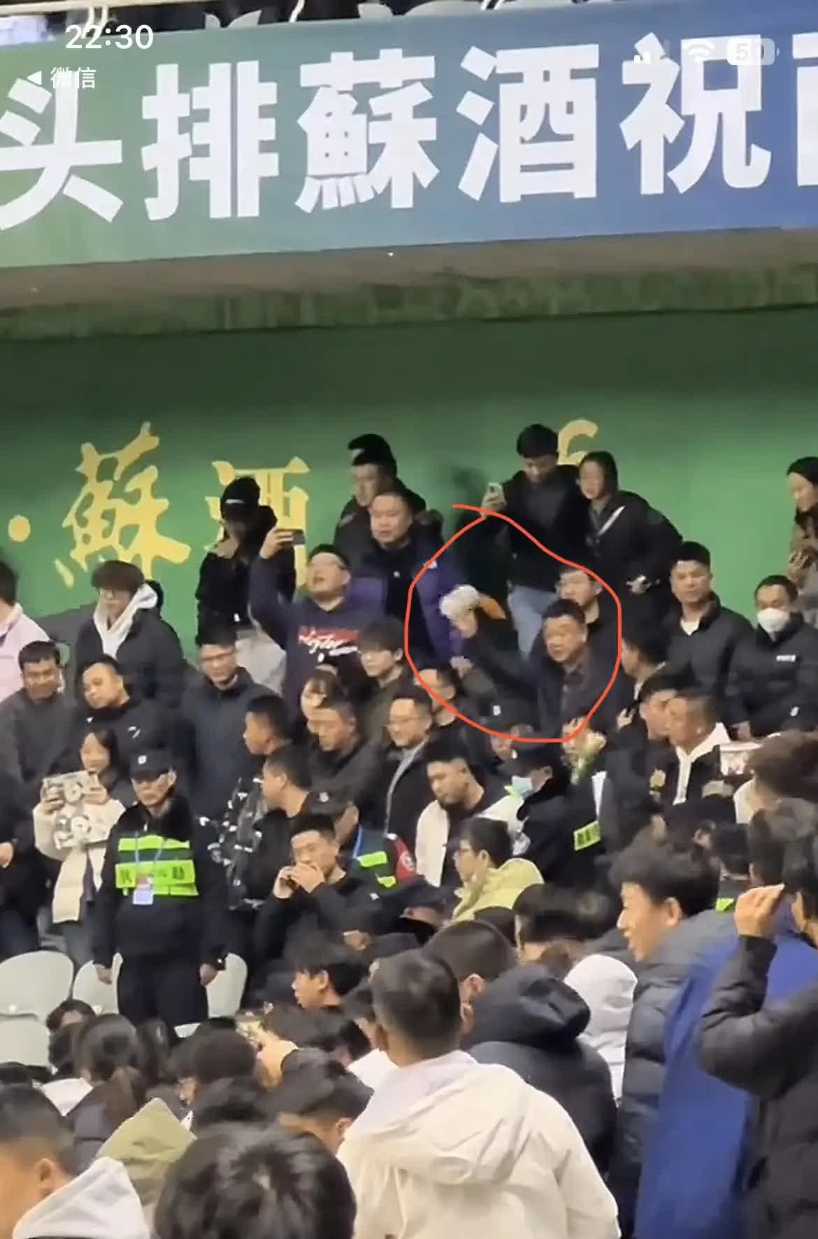 一场激烈对决引发了球迷们的热烈讨论 一场激烈对决引发了球迷们的热烈讨论